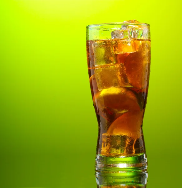 Té helado con limón y lima sobre fondo verde — Foto de Stock