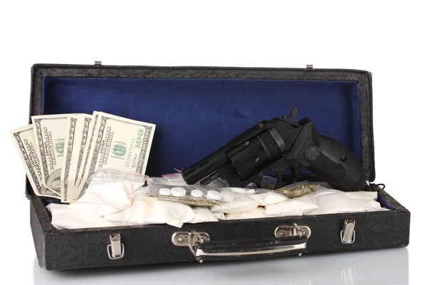 Cocaína e maconha com arma em uma mala isolada em branco — Fotografia de Stock