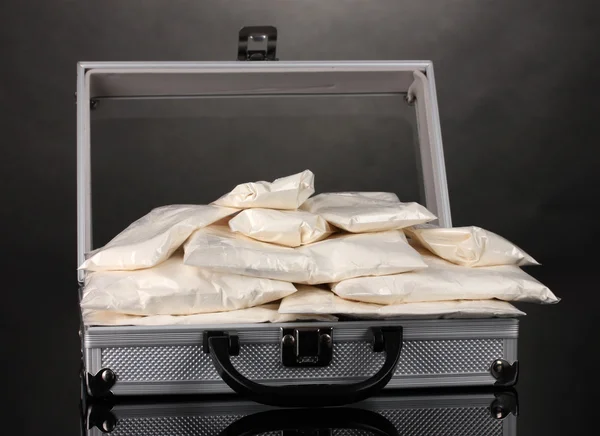 Кокаин в чемодане на сером фоне — стоковое фото