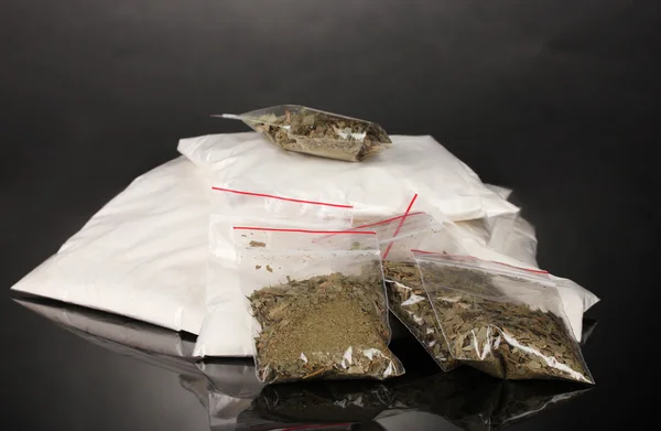 可卡因和大麻在灰色的背景上的软件包 — 图库照片