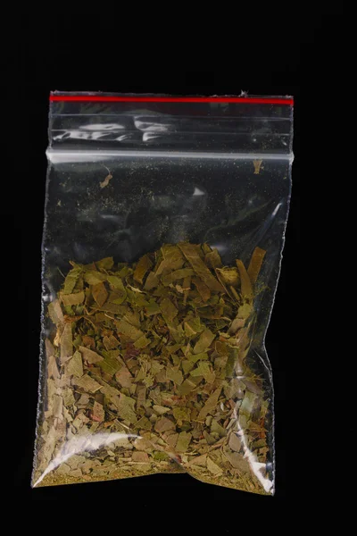 Marihuana im Paket auf schwarzem Hintergrund — Stockfoto