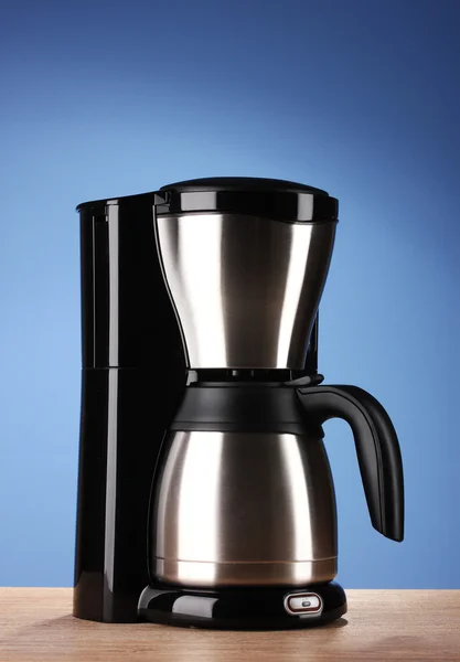 Kaffeemaschine auf blauem Hintergrund — Stockfoto