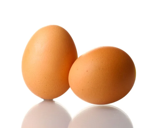 Δύο καφέ αυγά που απομονώνονται σε λευκό — Φωτογραφία Αρχείου