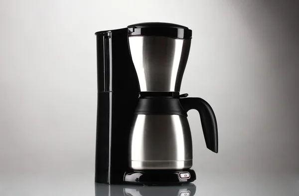 Kaffeemaschine auf grauem Hintergrund — Stockfoto