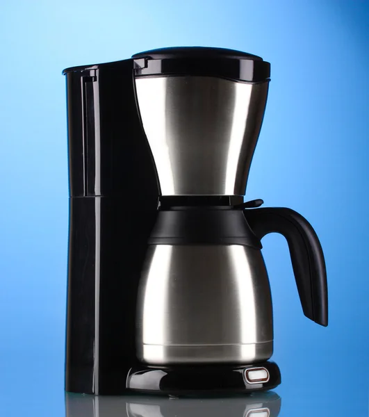 Kaffeemaschine auf blauem Hintergrund — Stockfoto