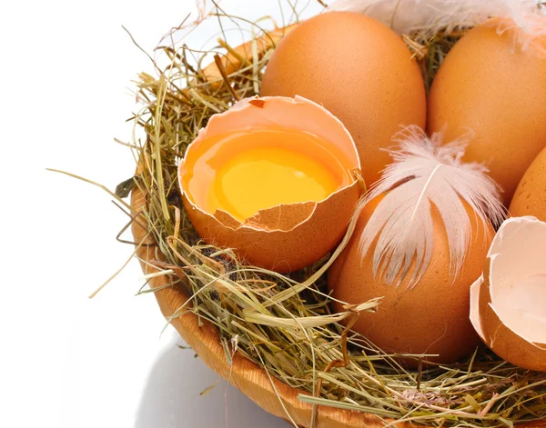 Huevos de pollo en un nido aislado en blanco —  Fotos de Stock