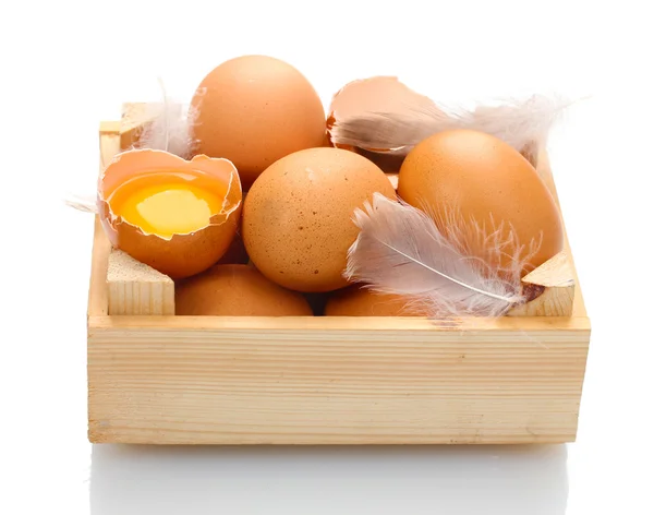Huevos de pollo en caja de madera aislados en blanco —  Fotos de Stock