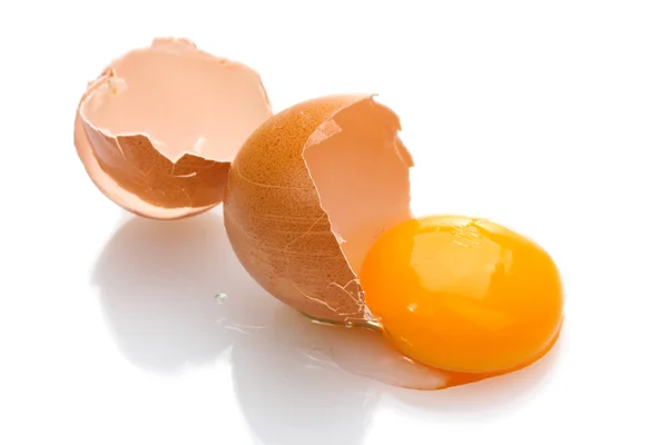 Huevo marrón con yema aislada sobre blanco —  Fotos de Stock