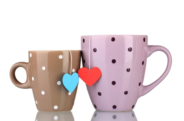 Deux tasses et sachets de thé avec étiquette rouge et bleue en forme de coeur isolé sur le blanc — Photo