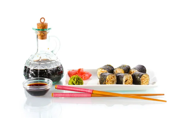 Lezzetli rulo ile chopsticks ve soya sosu izole üzerinde beyaz tabakta servis — Stok fotoğraf