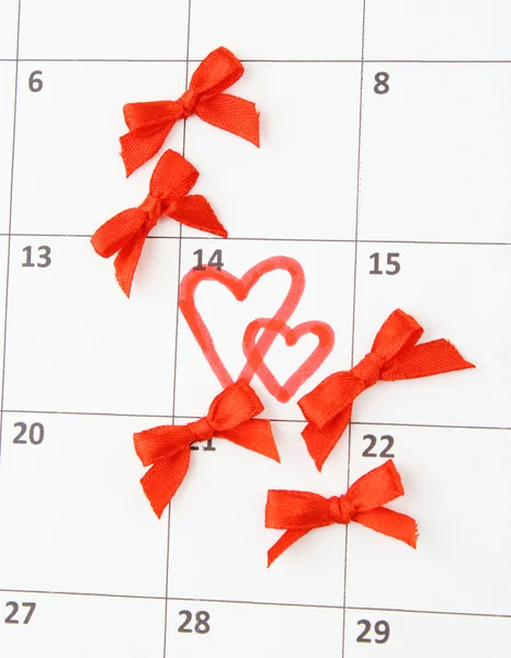 Kalenderblatt mit Herzen und Schleifen am Valentinstag — Stockfoto