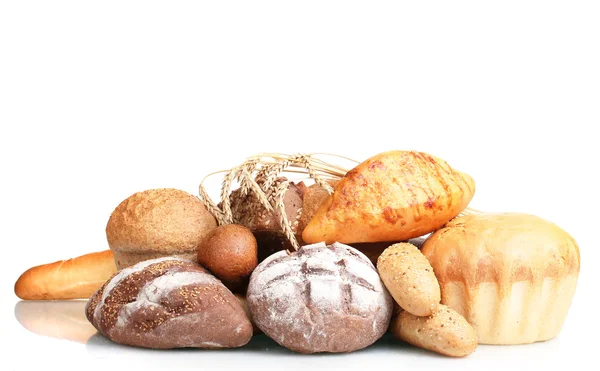 Sabrosos panes y panecillos aislados en blanco — Foto de Stock