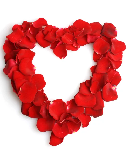 Krásné srdce z okvětních lístků červené růže izolované na bílém — Stock fotografie