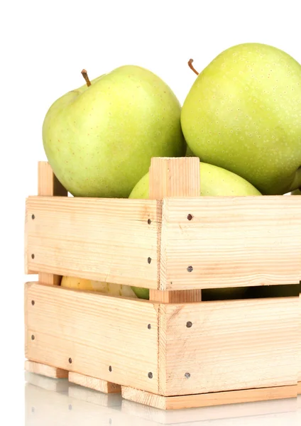 Manzanas verdes jugosas en una caja de madera aislada en blanco —  Fotos de Stock