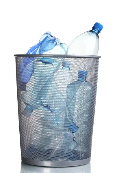 Cubo de basura de metal de botellas de plástico aisladas en blanco — Foto de Stock
