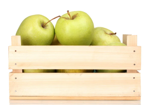 Сочные зеленые яблоки в деревянном ящике изолированы на белом — стоковое фото