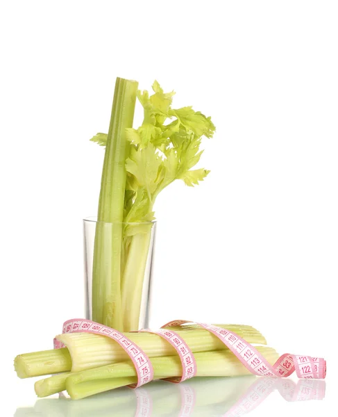 新鲜绿色芹菜中的玻璃和卷尺上白色隔离 — 图库照片
