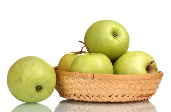 Soczyste zielone jabłka w koszu na białym tle — Zdjęcie stockowe