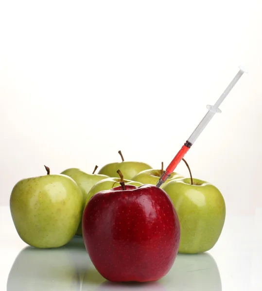 Czerwone i zielone jabłka i strzykawek na białym tle — Zdjęcie stockowe
