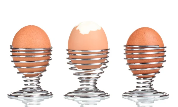 Βραστά αυγά σε στάσεις μετάλλων που απομονώνονται σε λευκό — Φωτογραφία Αρχείου