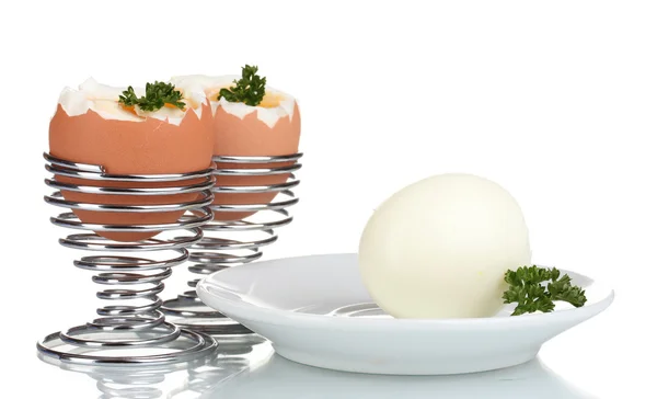 Вкусные вареные яйца и петрушка изолированы на белом — стоковое фото