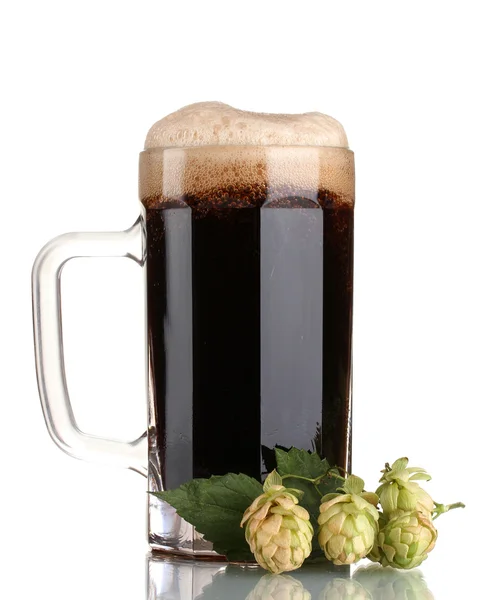 Dunkles Bier im Becher und grüner Hopfen isoliert auf weißem — Stockfoto