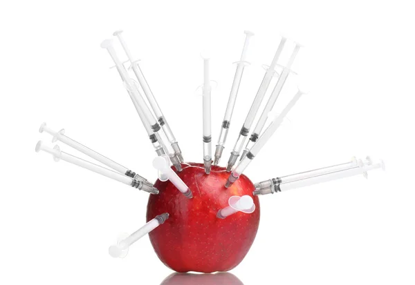 Czerwone jabłko i strzykawek na białym tle — Zdjęcie stockowe