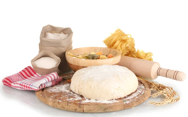 Ingredientes para massas caseiras em placa de madeira isolada em branco — Fotografia de Stock