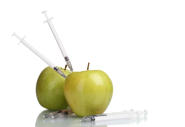 Зелені яблука та шприци ізольовані на білому — стокове фото