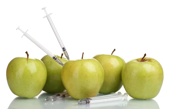 Зеленые яблоки и шприцы, изолированные на белом — стоковое фото