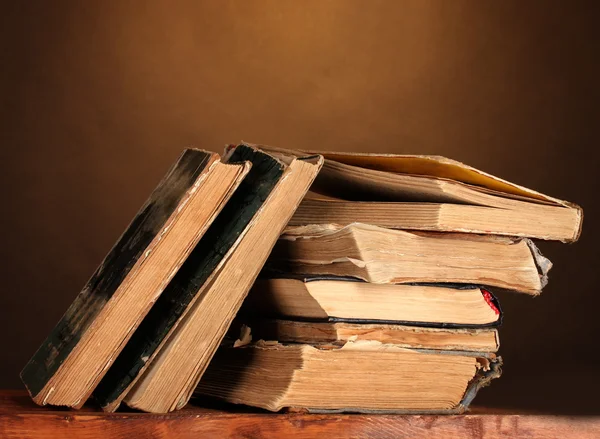 Pilha de livros antigos em marrom — Fotografia de Stock