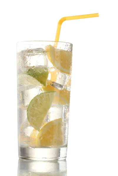 Kalte frische Limonade isoliert auf weiß — Stockfoto