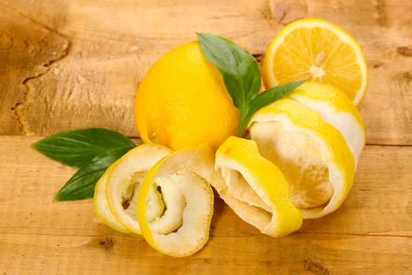Mogna citroner med blad på träbord — Stockfoto