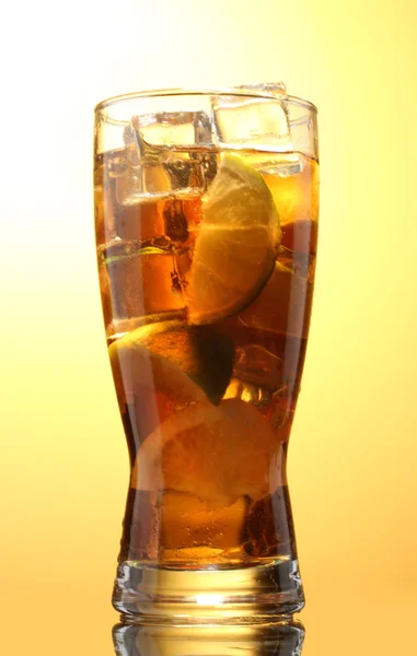 Ledový čaj s citronem a vápno na pozadí žlutá — Stock fotografie
