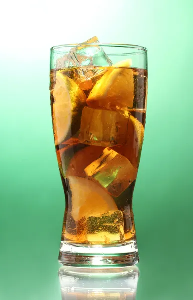 Ledový čaj s citronem a vápno na zeleném pozadí — Stock fotografie