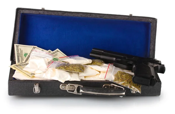 A kokain és a marihuána fegyvert egy bőrönd, elszigetelt fehér — Stock Fotó