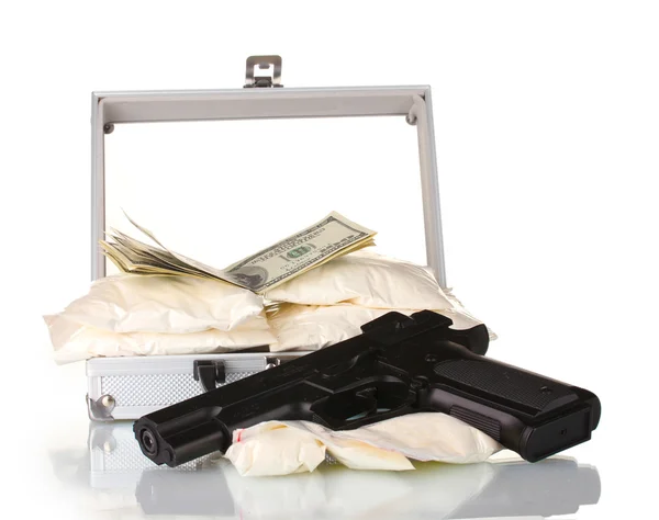 Кокаин с деньгами и оружием в чемодане, изолированном на белом — стоковое фото