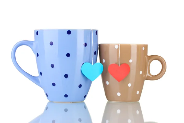 Duas xícaras e sacos de chá com rótulo vermelho e azul em forma de coração isolado no whit — Fotografia de Stock