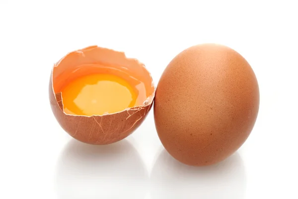 Braune Eier mit Eigelb isoliert auf weiß — Stockfoto