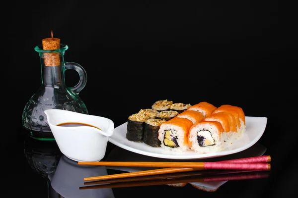 Deliciosos panecillos servidos en plato blanco con palillos y salsa de soja —  Fotos de Stock