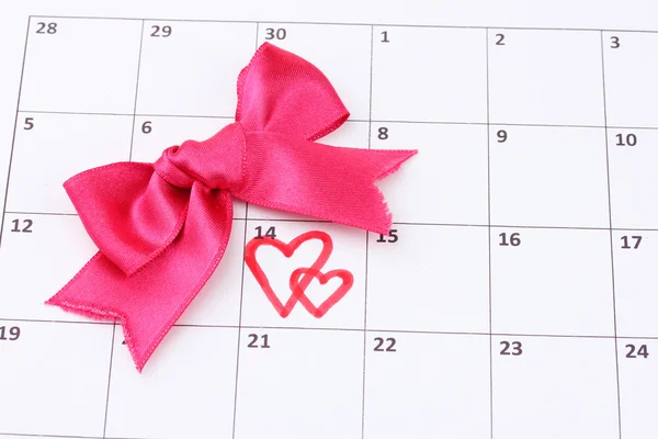 Kalenderblatt mit Herz und Schleife am Valentinstag — Stockfoto