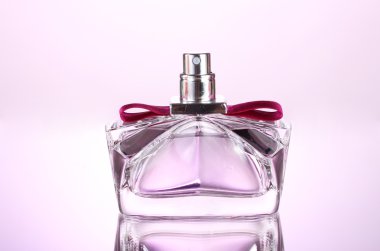 güzel şişe üzerinde beyaz izole kadın parfüm
