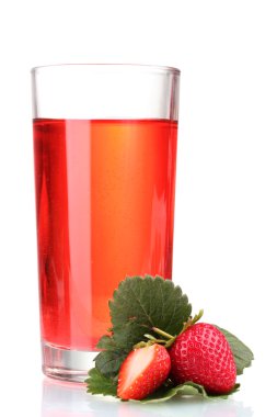 taze çilek ve suyu cam üzerine beyaz izole