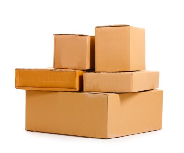 Kahverengi karton kutular beyaz üzerinde izole