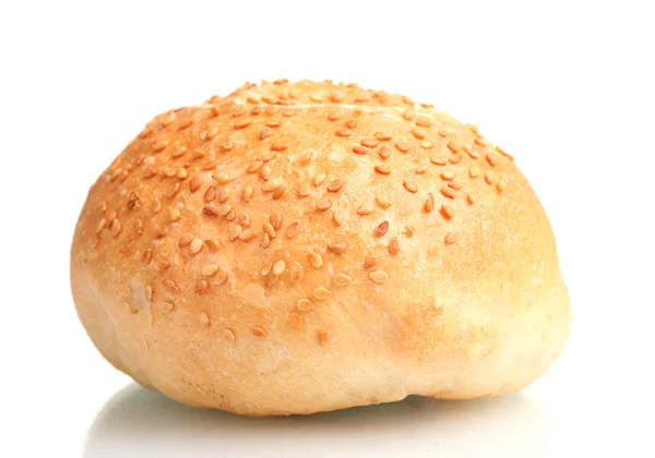Heerlijke broodje met sesamzaadjes geïsoleerd op wit — Stockfoto