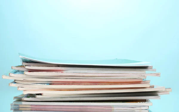 Stapel von Zeitschriften auf blauem Hintergrund — Stockfoto