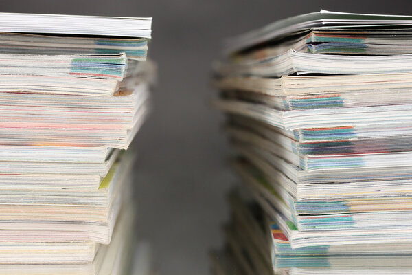 стопки журналов на сером фоне
