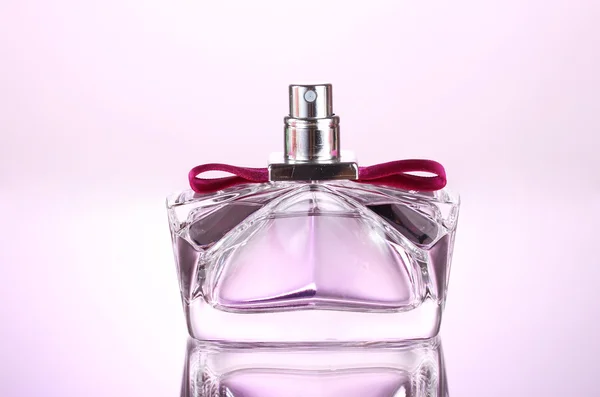 白で隔離される美しいボトルで女性の香水 — ストック写真