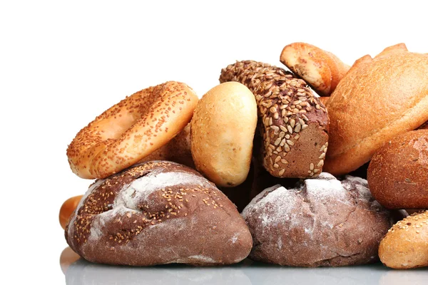Lezzetli ekmek ve rulolar üzerinde beyaz izole — Stok fotoğraf