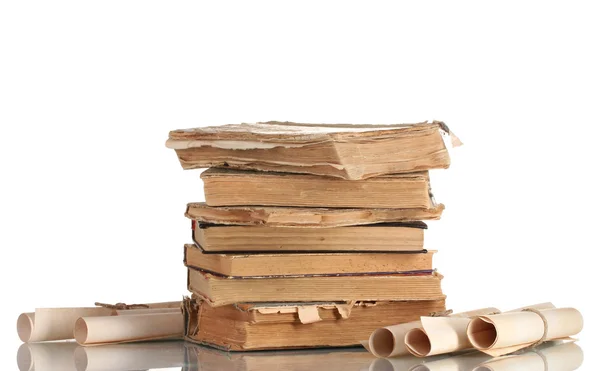 Eski kazık kitap ve üzerinde beyaz izole kaydırma — Stok fotoğraf
